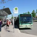 Bus an der Halstestelle. Fahrgäste steigen ein und aus.
