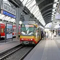 Bahn (Linie S31) steht am Hauptbahnhof in Karlsruhe