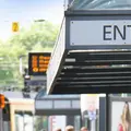 Ausschnitt von der Haltstelle Entenfang mit einer Bahn